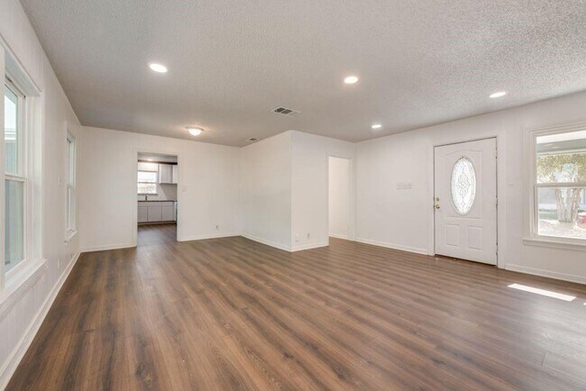 Building Photo - 3415 Crites St