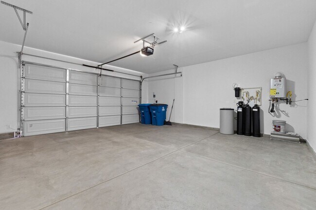 Building Photo - Stunning 3 Bedroom Home with SOLAR in Skye...