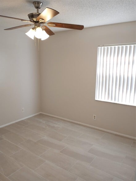 Building Photo - 2641 Riverside Dr