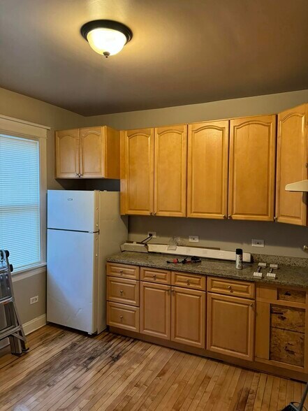 Custom Cabinets w Granite counters - 551 N Lavergne Ave