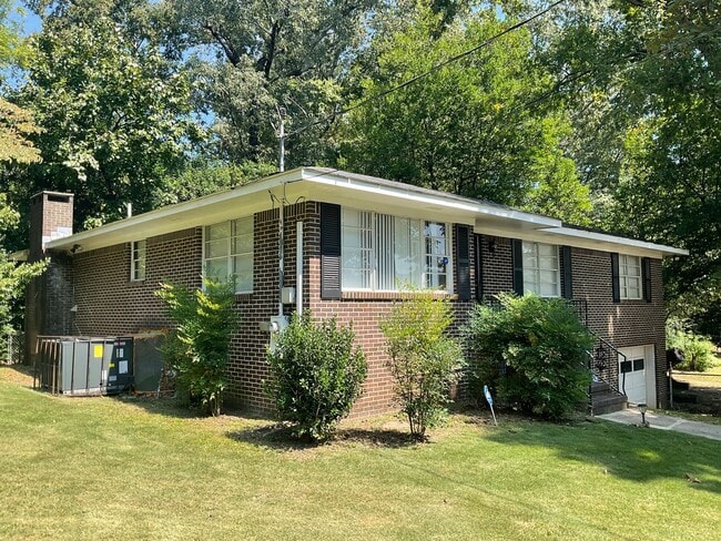 Building Photo - BACK ON THE MARKET!
