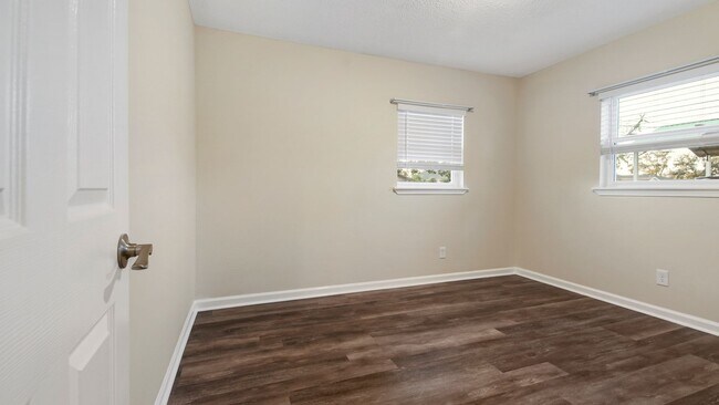 Building Photo - 3 Bedroom House