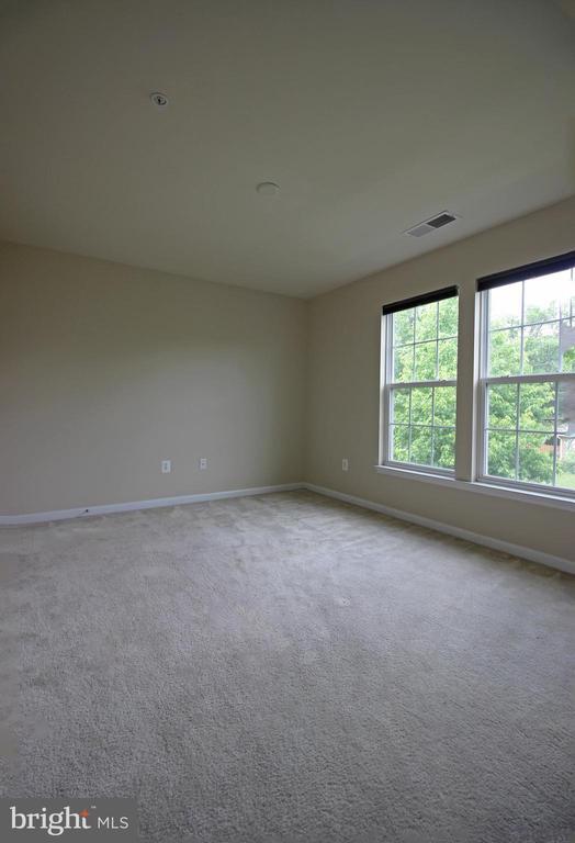 Building Photo - 11518 Amherst Ave