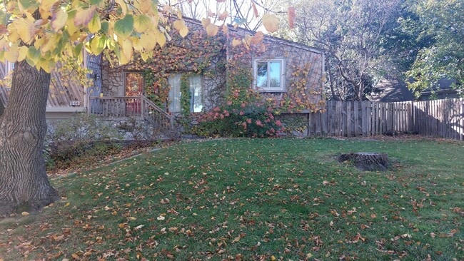 Building Photo - 866 S 156th Ave