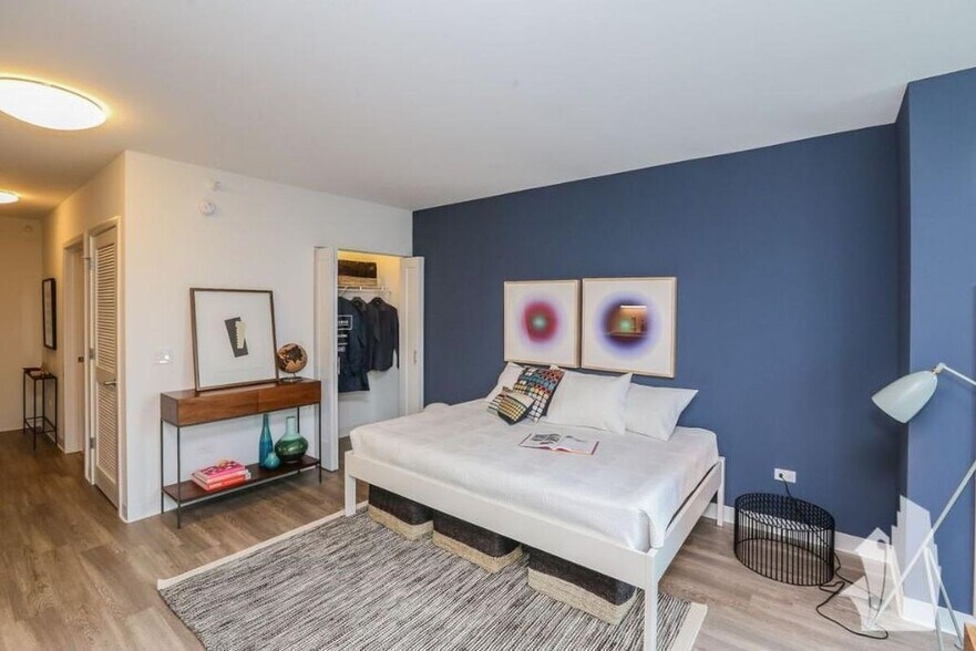 Building Photo - 637 N Wells St