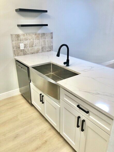 Kitchen - 4915 W McElroy Ave