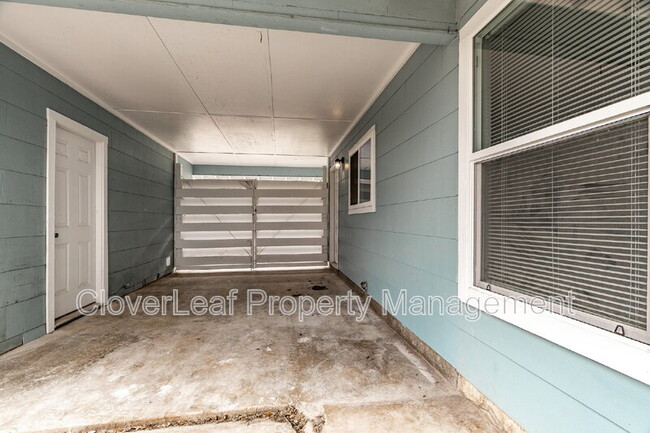 Building Photo - 1002 Sumner Dr