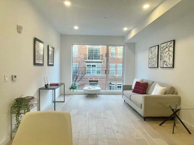 Building Photo - 425 3rd St