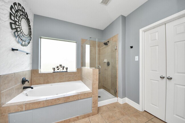 Building Photo - 8602 Briar Oaks Ln