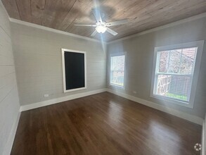 Building Photo - Centrally Located Waco Home