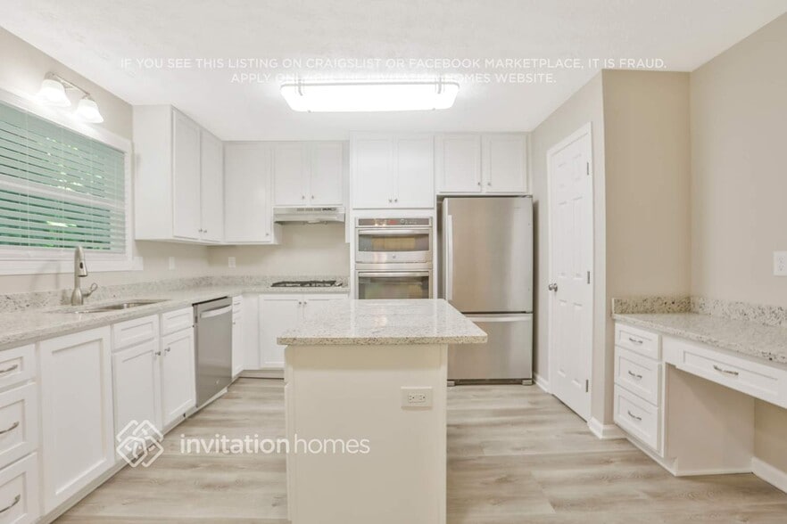 Building Photo - 5421 S Lake Dr