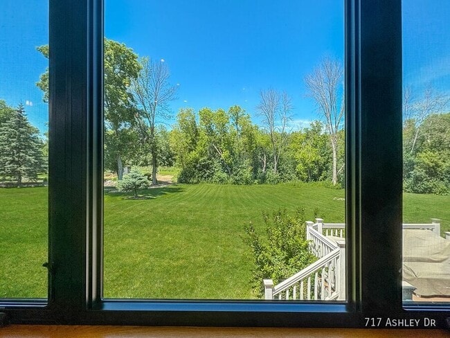 Building Photo - 717 Ashley Dr