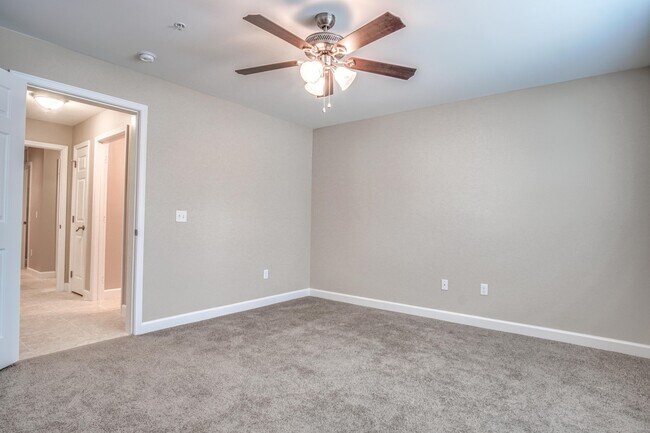 Building Photo - Beautiful 1 Bedroom Apartment in Fort Walton Beach!