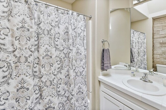 Building Photo - Bright and Airy 3 Bed, 2.5 Bath Stunning H...