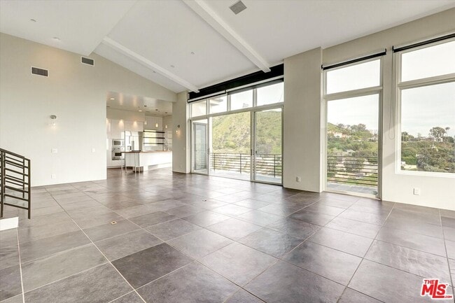 Building Photo - 3850 Rambla Orienta