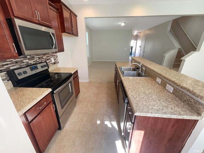 Building Photo - 3 Bedroom 2.5 Bathroom End Unit Townhome w/ 1 car garage, fenced in backyard in Flowers Plantatio...