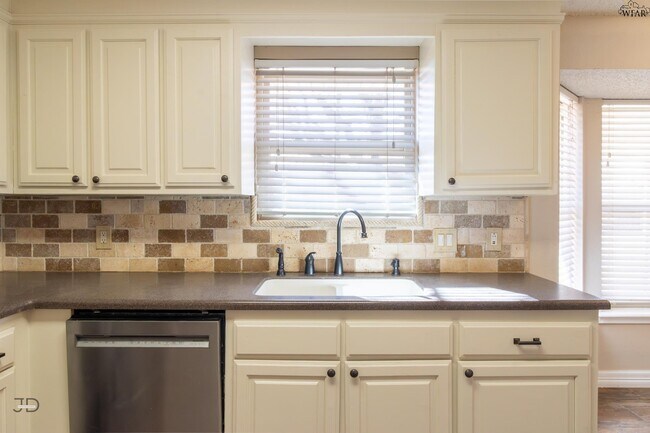 Building Photo - 505 W Coleman Ave