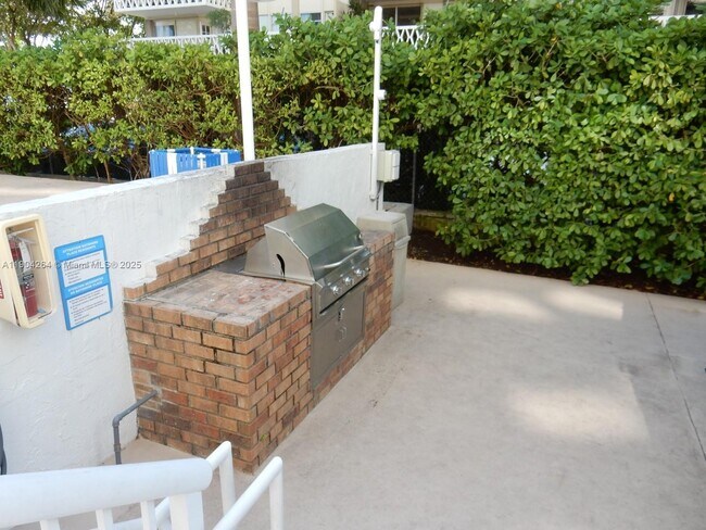 Building Photo - 1420 Brickell Bay Dr