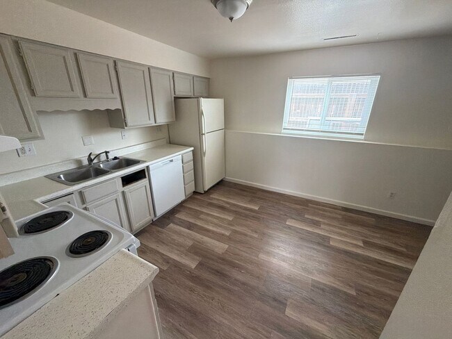 Building Photo - 4457 E Pikes Peak Ave