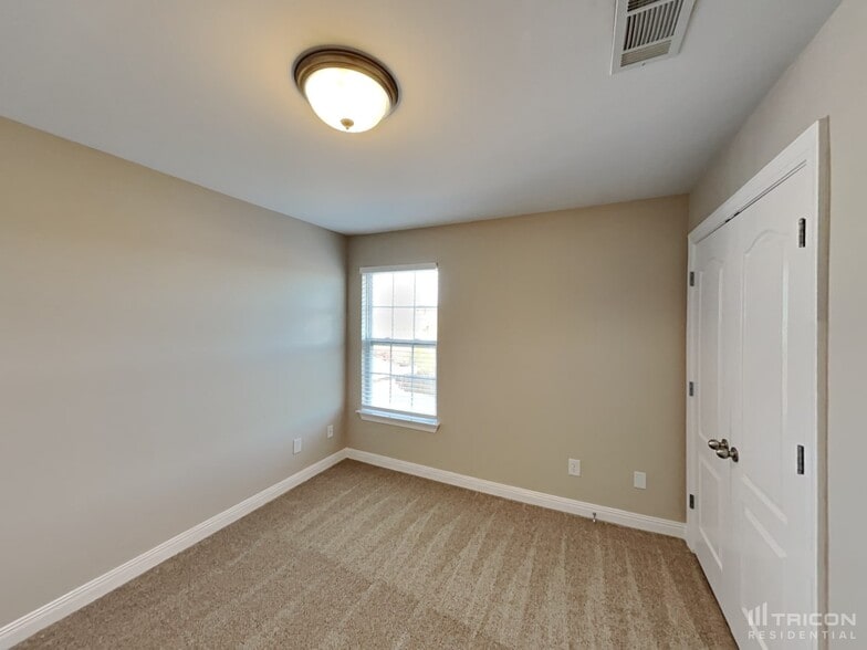Building Photo - 6820 Scarlet Ridge Dr