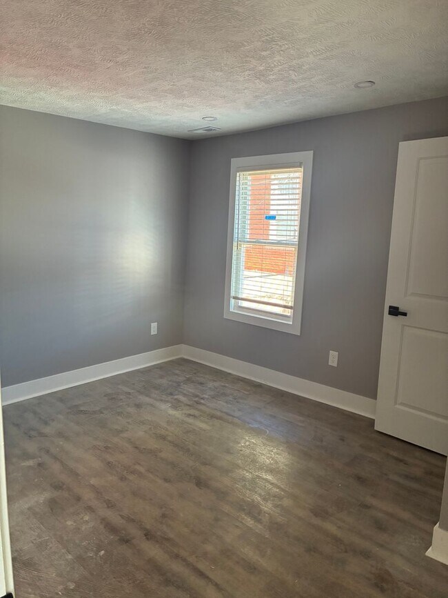 Building Photo - 352-354 Ermine Way