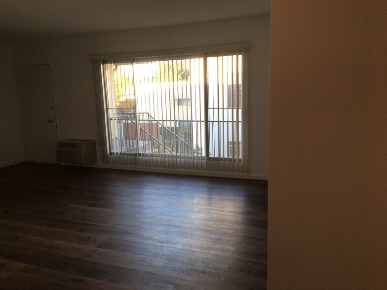 Building Photo - 8539 Saturn St