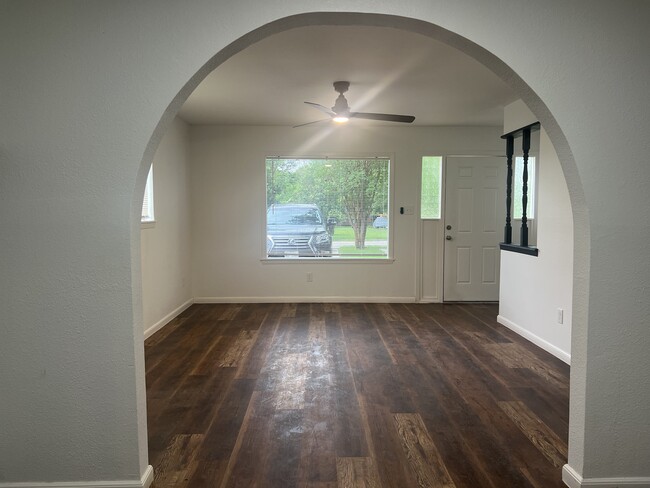 Building Photo - 1108 Reyes St