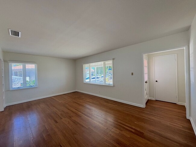 Building Photo - Clean and comfortable 3 bedroom available ...