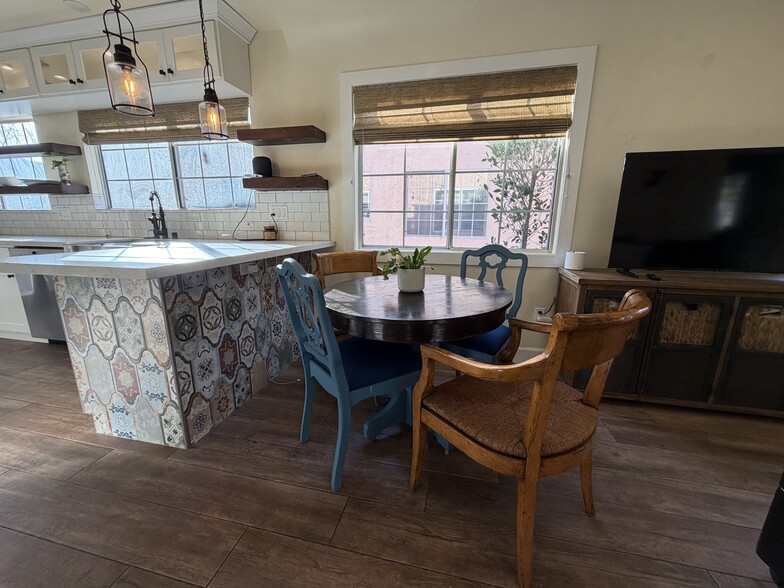 Building Photo - 2120 Laverna Ave