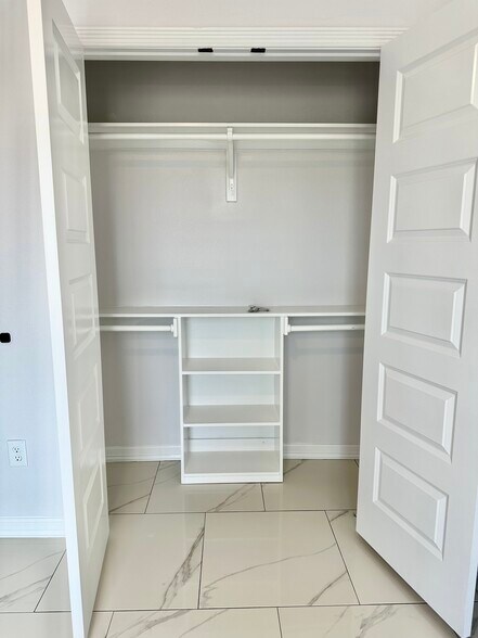 Building Photo - 1006 Escondido Ln E