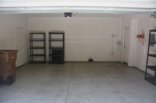 Building Photo - 321 MacArthur Way