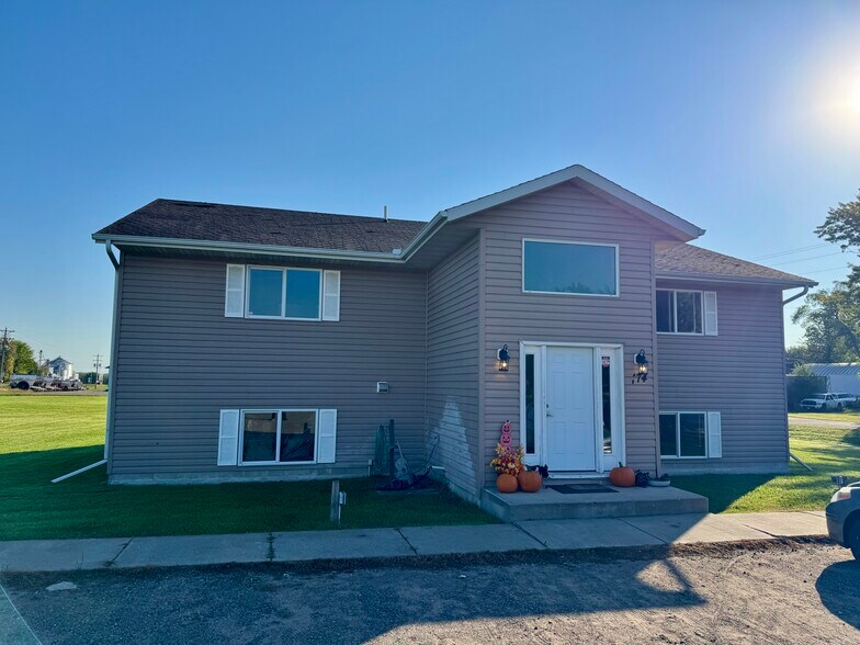 Primary Photo - 174 Main St