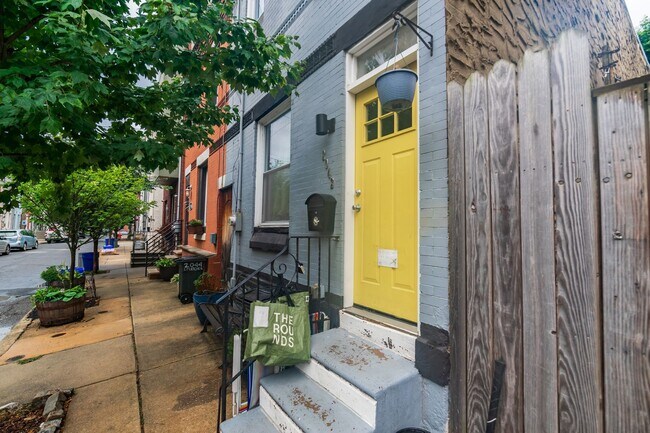 Building Photo - Two Bed East Kensington Townhouse