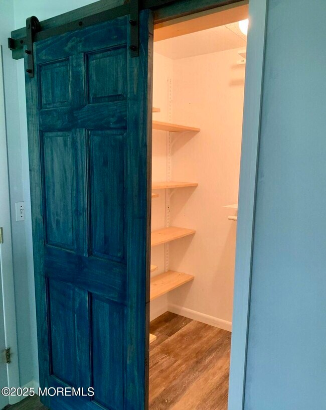 Building Photo - 10 Oakwood Drive