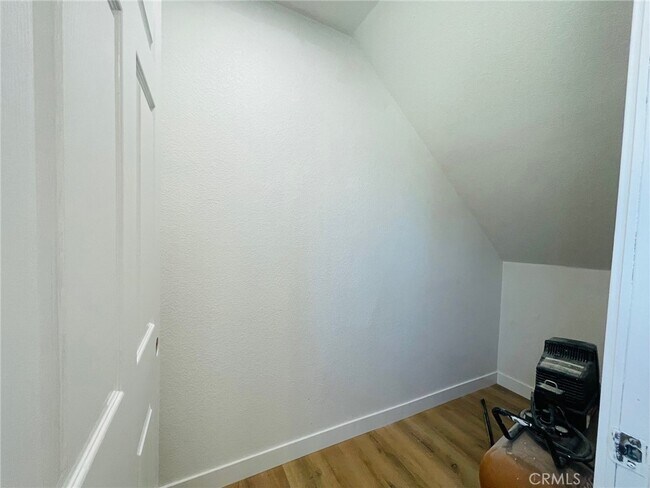 Building Photo - 1332 W 20th St