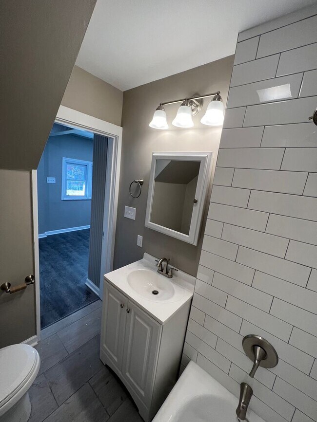 Building Photo - Newly Renovated 3 Bedroom, 1 Bathroom in Spring Hill- Central Air and Brand New Kitchen!!