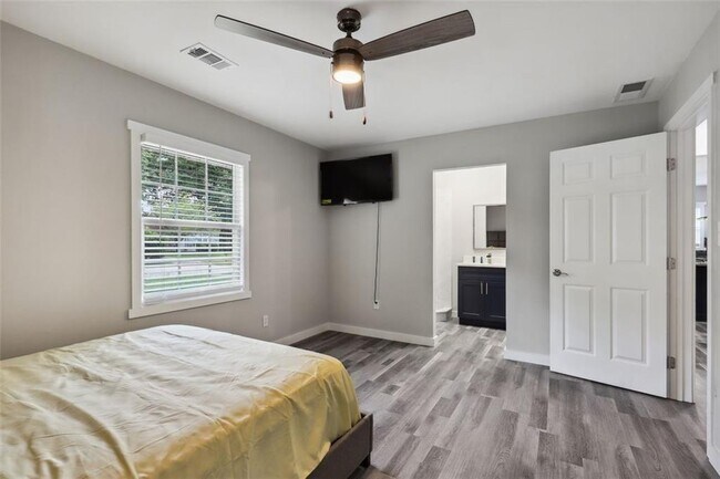 Building Photo - 1561 Pontiac Pl SE