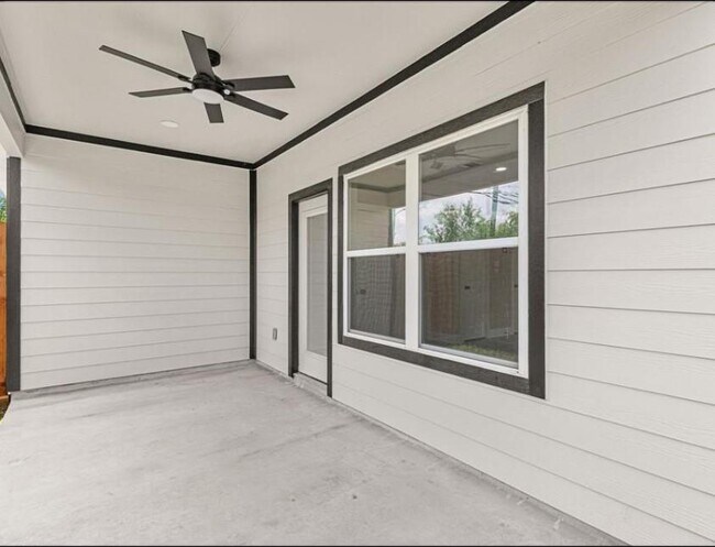 Building Photo - 102 Schade Ln