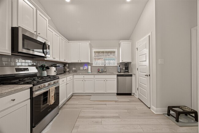 Building Photo - 2605 Golden Palms Ln