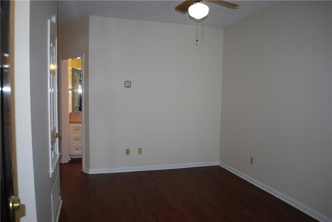Building Photo - 505 W 18th St