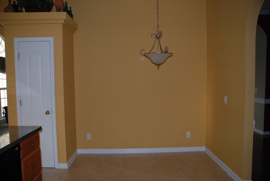 Breakfast area - 145 White Dogwood Ln