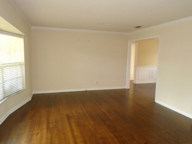 Building Photo - DOMMERICH AREA POOL HOME WITH POOL/LAWN IN...