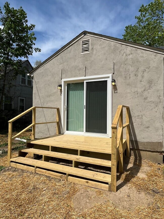 Building Photo - Beautifully Renovated 3BR Home with Modern Finishes & Spacious Living Areas