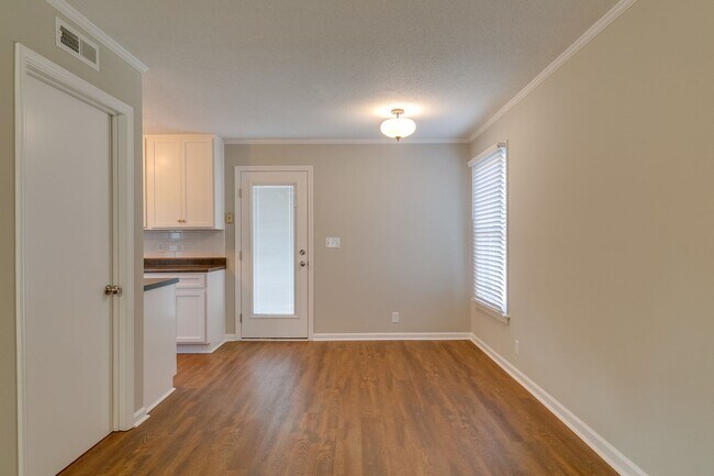 Building Photo - Columbia, TN Two Bedroom Duplex at 1027 Ch...