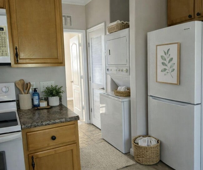 Building Photo - 6745 Hudson Ave