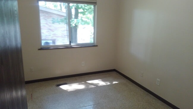 Up stairs bedroom - 242 Spartan Ave