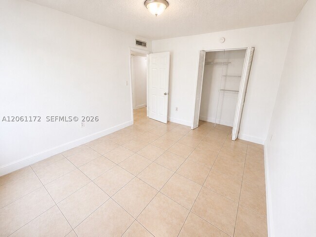 Building Photo - 10800 N Kendall Dr
