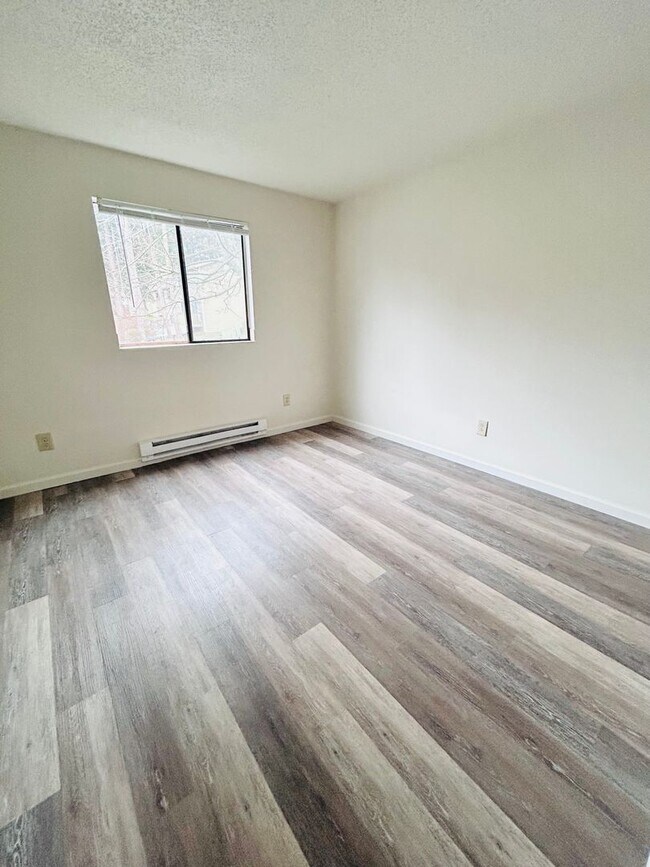 Building Photo - ***PENDING APPLICATION***Great 3 Bedroom 1.75 Bathroom Condo! Washer/Dryer Hook Ups! W/S/G Paid!