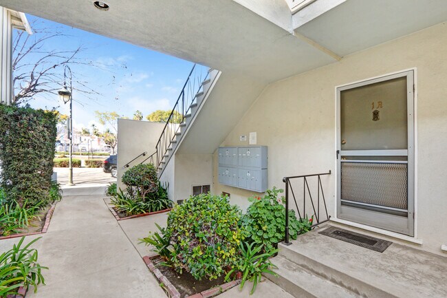 Building Photo - 10906-10908 Santa Monica Blvd