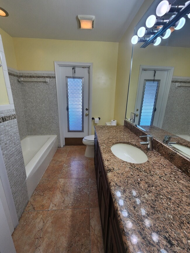 Building Photo - 1000 Renmar Dr